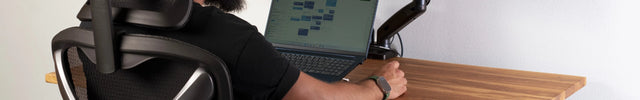 Ergonomický pracovní set PRO, který tvoří kancelářská židle a výškově nastavitelný stůl.